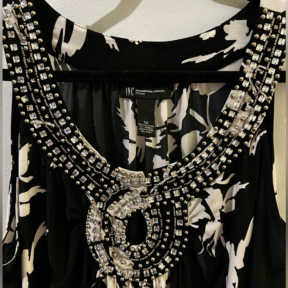 INC International Concepts Black & White large floral rose Embellished Blouse 1X - Picture 3 of 14